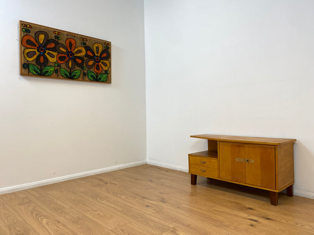WMK # Hübsches helles 60er Jahre Lowboard aus vollem Holz mit Regalfach, Schubladen und formschönen Messinggriffen # Kommode Sideboard TV-Lowboard TV-Bank Fernsehkommode Mid-Century Vintage Retro