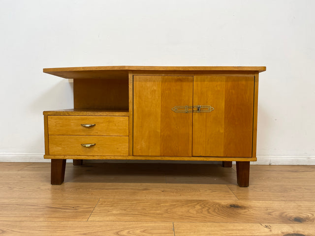 WMK # Hübsches helles 60er Jahre Lowboard aus vollem Holz mit Regalfach, Schubladen und formschönen Messinggriffen # Kommode Sideboard TV-Lowboard TV-Bank Fernsehkommode Mid-Century Vintage Retro