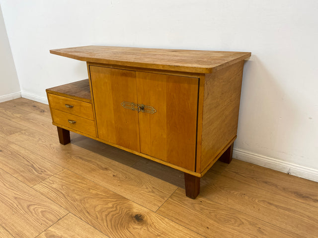 WMK # Hübsches helles 60er Jahre Lowboard aus vollem Holz mit Regalfach, Schubladen und formschönen Messinggriffen # Kommode Sideboard TV-Lowboard TV-Bank Fernsehkommode Mid-Century Vintage Retro