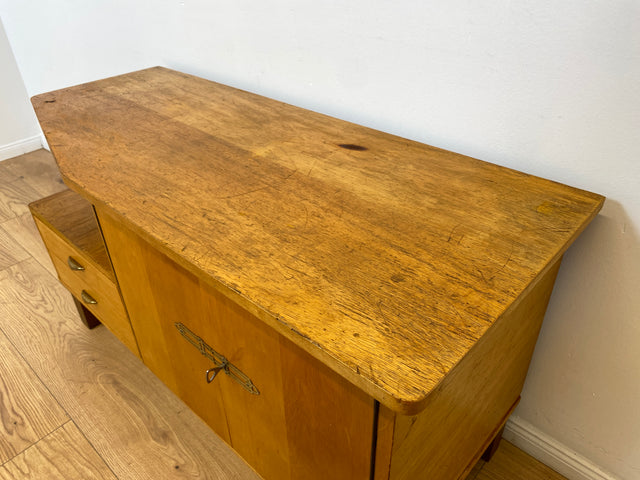 WMK # Hübsches helles 60er Jahre Lowboard aus vollem Holz mit Regalfach, Schubladen und formschönen Messinggriffen # Kommode Sideboard TV-Lowboard TV-Bank Fernsehkommode Mid-Century Vintage Retro