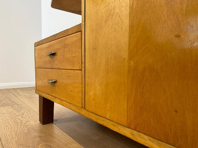 WMK # Hübsches helles 60er Jahre Lowboard aus vollem Holz mit Regalfach, Schubladen und formschönen Messinggriffen # Kommode Sideboard TV-Lowboard TV-Bank Fernsehkommode Mid-Century Vintage Retro