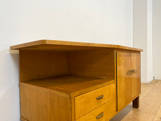 WMK # Hübsches helles 60er Jahre Lowboard aus vollem Holz mit Regalfach, Schubladen und formschönen Messinggriffen # Kommode Sideboard TV-Lowboard TV-Bank Fernsehkommode Mid-Century Vintage Retro