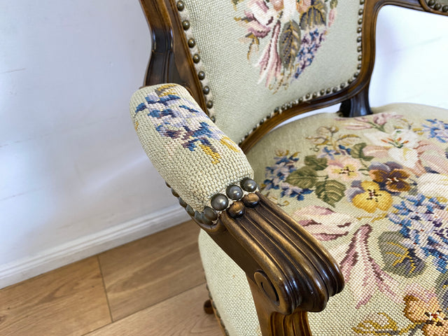 WMK I Eleganter und hochwertiger 60er Jahre Salonstuhl mit schönem Gobelin und handverziertem Holzrahmen I Sessel Stuhl Armlehnstuhl Armlehnsessel Vintage Stilmöbel Rokoko Barock Chippendale Berlin
