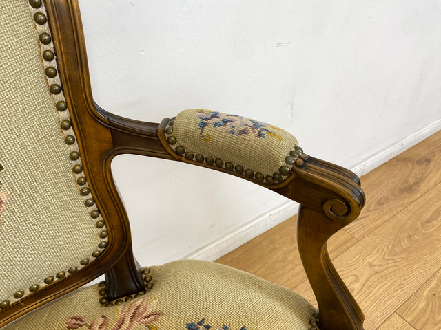WMK I Eleganter und hochwertiger 60er Jahre Salonstuhl mit schönem Gobelin und handverziertem Holzrahmen I Sessel Stuhl Armlehnstuhl Armlehnsessel Vintage Stilmöbel Rokoko Barock Chippendale Berlin