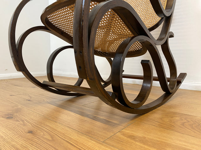 WMK # Eleganter und sehr gut erhaltener Vintage Schaukelstuhl im Stil von Thonet mit Bugholz Rahmen & Wiener Geflecht # Schaukelfauteuil Sessel Lesesessel Relaxsessel Rocking Chair Korbgeflecht Retro