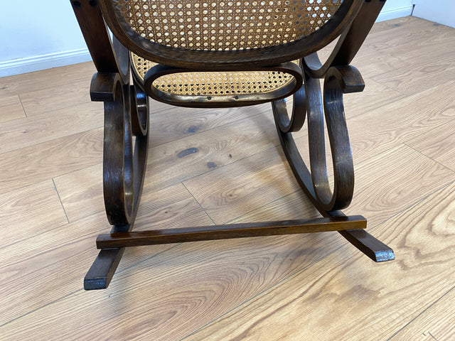 WMK # Eleganter und sehr gut erhaltener Vintage Schaukelstuhl im Stil von Thonet mit Bugholz Rahmen & Wiener Geflecht # Schaukelfauteuil Sessel Lesesessel Relaxsessel Rocking Chair Korbgeflecht Retro
