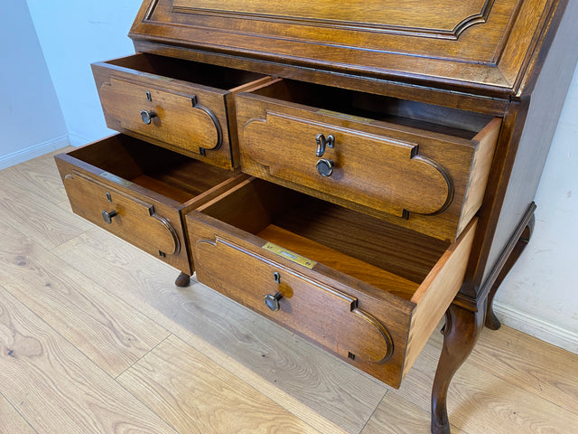 WMK I Eleganter 60er Jahre Sekretär im antiken Stil mit Messingbeschlag