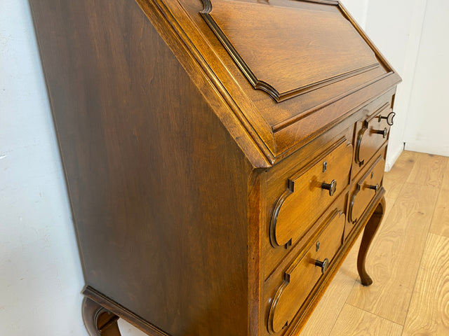 WMK I Eleganter 60er Jahre Sekretär im antiken Stil mit Messingbeschlag