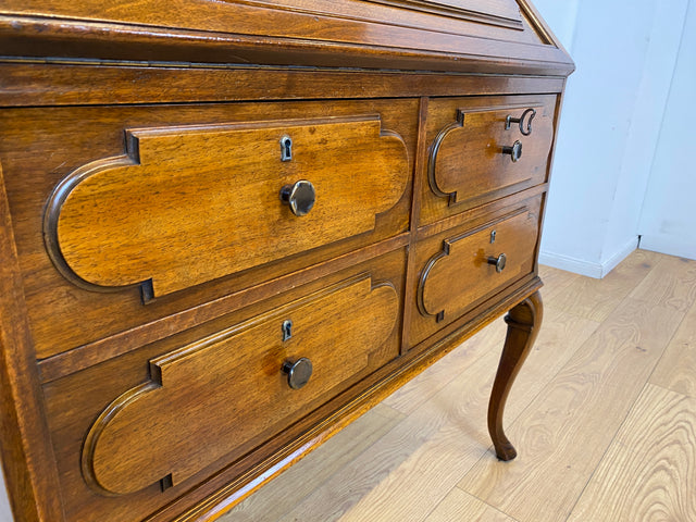 WMK I Eleganter 60er Jahre Sekretär im antiken Stil mit Messingbeschlag