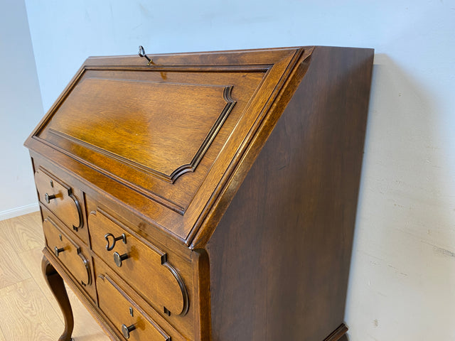 WMK I Eleganter 60er Jahre Sekretär im antiken Stil mit Messingbeschlag