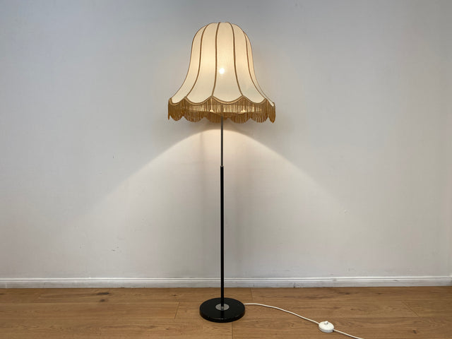 WMK # Sehr hübsche und gut erhaltene 60er Jahre Stehlampe mit formschönem Lampenschirm und schwarzem Metallfuß # Lampe Leuchte Licht Stehleuchte Leselampe Lamp Vintage Mid-Century Retro Boho 70er