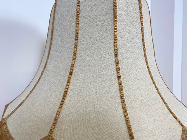 WMK # Sehr hübsche und gut erhaltene 60er Jahre Stehlampe mit formschönem Lampenschirm und schwarzem Metallfuß # Lampe Leuchte Licht Stehleuchte Leselampe Lamp Vintage Mid-Century Retro Boho 70er