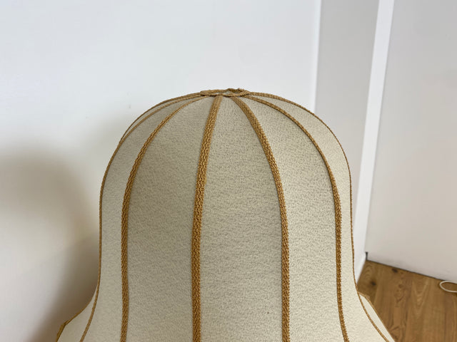 WMK # Sehr hübsche und gut erhaltene 60er Jahre Stehlampe mit formschönem Lampenschirm und schwarzem Metallfuß # Lampe Leuchte Licht Stehleuchte Leselampe Lamp Vintage Mid-Century Retro Boho 70er