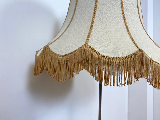 WMK # Sehr hübsche und gut erhaltene 60er Jahre Stehlampe mit formschönem Lampenschirm und schwarzem Metallfuß # Lampe Leuchte Licht Stehleuchte Leselampe Lamp Vintage Mid-Century Retro Boho 70er