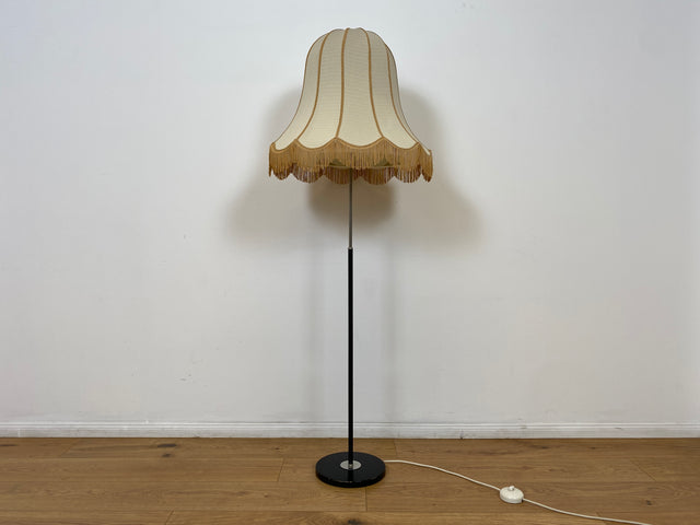 WMK # Sehr hübsche und gut erhaltene 60er Jahre Stehlampe mit formschönem Lampenschirm und schwarzem Metallfuß # Lampe Leuchte Licht Stehleuchte Leselampe Lamp Vintage Mid-Century Retro Boho 70er