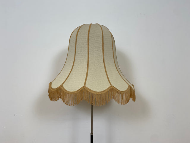 WMK # Sehr hübsche und gut erhaltene 60er Jahre Stehlampe mit formschönem Lampenschirm und schwarzem Metallfuß # Lampe Leuchte Licht Stehleuchte Leselampe Lamp Vintage Mid-Century Retro Boho 70er