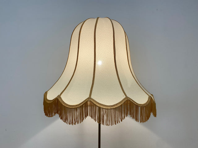 WMK # Sehr hübsche und gut erhaltene 60er Jahre Stehlampe mit formschönem Lampenschirm und schwarzem Metallfuß # Lampe Leuchte Licht Stehleuchte Leselampe Lamp Vintage Mid-Century Retro Boho 70er