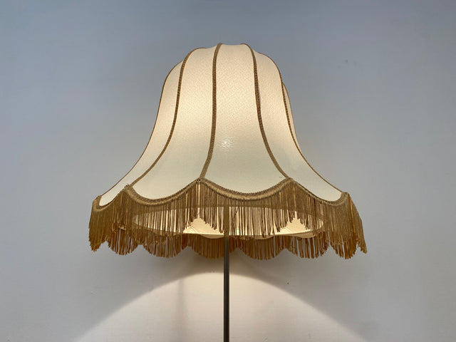 WMK # Sehr hübsche und gut erhaltene 60er Jahre Stehlampe mit formschönem Lampenschirm und schwarzem Metallfuß # Lampe Leuchte Licht Stehleuchte Leselampe Lamp Vintage Mid-Century Retro Boho 70er
