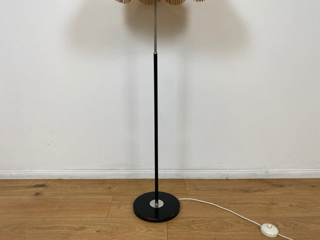 WMK # Sehr hübsche und gut erhaltene 60er Jahre Stehlampe mit formschönem Lampenschirm und schwarzem Metallfuß # Lampe Leuchte Licht Stehleuchte Leselampe Lamp Vintage Mid-Century Retro Boho 70er