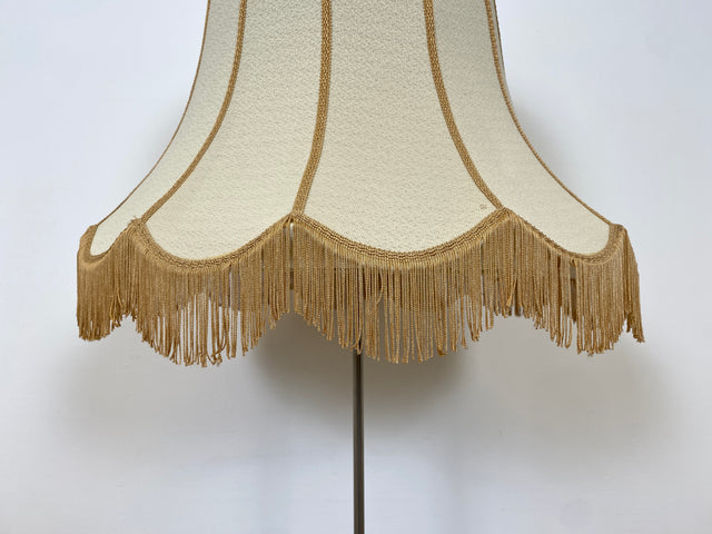 WMK # Sehr hübsche und gut erhaltene 60er Jahre Stehlampe mit formschönem Lampenschirm und schwarzem Metallfuß # Lampe Leuchte Licht Stehleuchte Leselampe Lamp Vintage Mid-Century Retro Boho 70er