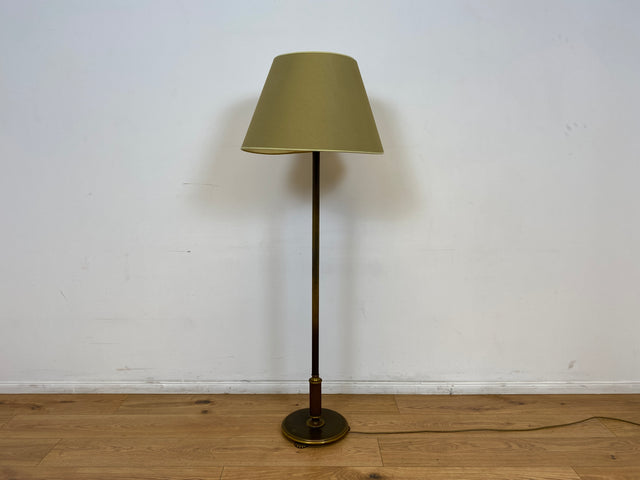 WMK # Stilvolle und gut erhaltene 60er Jahre Stehlampe mit schlichtem olivgrünem Lampenschirm & edlem Lampenfuß aus Messing # Lampe Stehleuchte Leselampe Floor Lamp Leuchte Mid-Century Retro Vintage