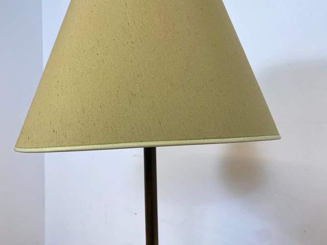 WMK # Stilvolle und gut erhaltene 60er Jahre Stehlampe mit schlichtem olivgrünem Lampenschirm & edlem Lampenfuß aus Messing # Lampe Stehleuchte Leselampe Floor Lamp Leuchte Mid-Century Retro Vintage
