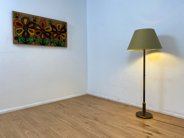 WMK # Stilvolle und gut erhaltene 60er Jahre Stehlampe mit schlichtem olivgrünem Lampenschirm & edlem Lampenfuß aus Messing # Lampe Stehleuchte Leselampe Floor Lamp Leuchte Mid-Century Retro Vintage