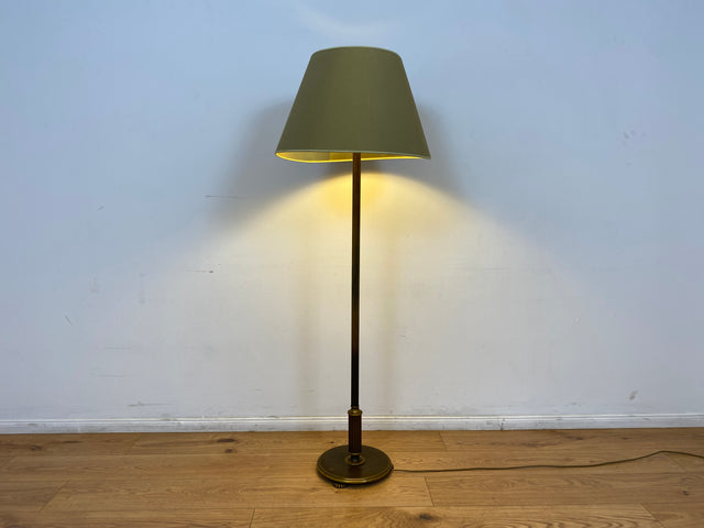 WMK # Stilvolle und gut erhaltene 60er Jahre Stehlampe mit schlichtem olivgrünem Lampenschirm & edlem Lampenfuß aus Messing # Lampe Stehleuchte Leselampe Floor Lamp Leuchte Mid-Century Retro Vintage