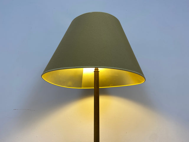 WMK # Stilvolle und gut erhaltene 60er Jahre Stehlampe mit schlichtem olivgrünem Lampenschirm & edlem Lampenfuß aus Messing # Lampe Stehleuchte Leselampe Floor Lamp Leuchte Mid-Century Retro Vintage