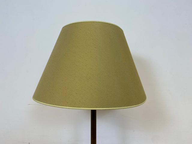 WMK # Stilvolle und gut erhaltene 60er Jahre Stehlampe mit schlichtem olivgrünem Lampenschirm & edlem Lampenfuß aus Messing # Lampe Stehleuchte Leselampe Floor Lamp Leuchte Mid-Century Retro Vintage