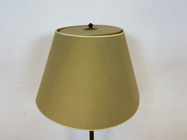 WMK # Stilvolle und gut erhaltene 60er Jahre Stehlampe mit schlichtem olivgrünem Lampenschirm & edlem Lampenfuß aus Messing # Lampe Stehleuchte Leselampe Floor Lamp Leuchte Mid-Century Retro Vintage