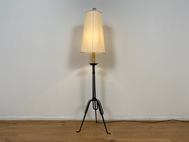 WMK # Interessante und gut erhaltene 60er Jahre Stehlampe mit formschönem schwarzen Metallfuß und großem weißen Lampenschirm