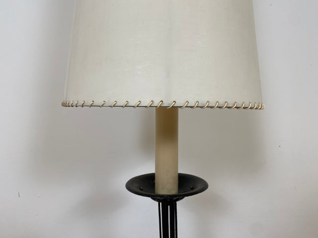 WMK # Interessante und gut erhaltene 60er Jahre Stehlampe mit formschönem schwarzen Metallfuß und großem weißen Lampenschirm