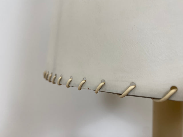 WMK # Interessante und gut erhaltene 60er Jahre Stehlampe mit formschönem schwarzen Metallfuß und großem weißen Lampenschirm