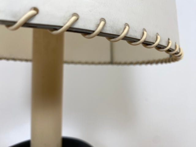 WMK # Interessante und gut erhaltene 60er Jahre Stehlampe mit formschönem schwarzen Metallfuß und großem weißen Lampenschirm
