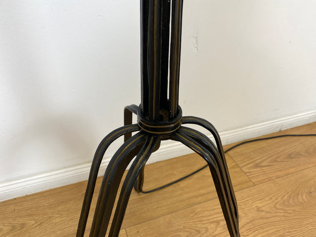 WMK # Interessante und gut erhaltene 60er Jahre Stehlampe mit formschönem schwarzen Metallfuß und großem weißen Lampenschirm
