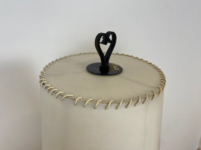 WMK # Interessante und gut erhaltene 60er Jahre Stehlampe mit formschönem schwarzen Metallfuß und großem weißen Lampenschirm