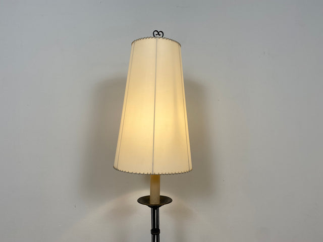 WMK # Interessante und gut erhaltene 60er Jahre Stehlampe mit formschönem schwarzen Metallfuß und großem weißen Lampenschirm