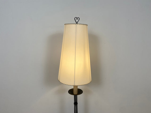WMK # Interessante und gut erhaltene 60er Jahre Stehlampe mit formschönem schwarzen Metallfuß und großem weißen Lampenschirm