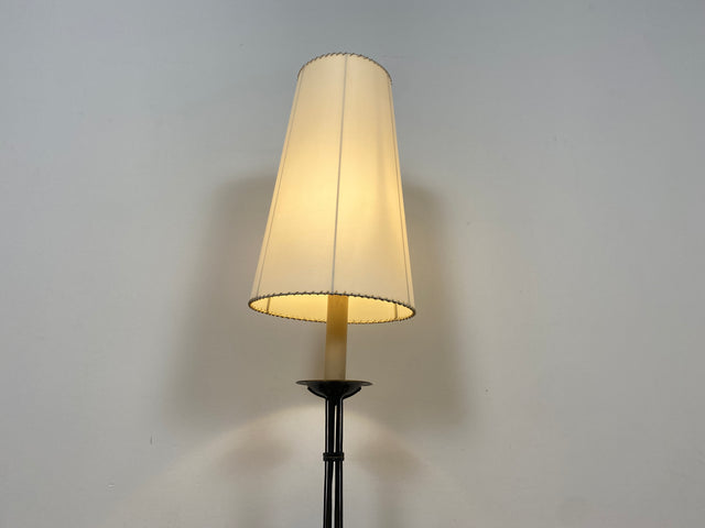 WMK # Interessante und gut erhaltene 60er Jahre Stehlampe mit formschönem schwarzen Metallfuß und großem weißen Lampenschirm