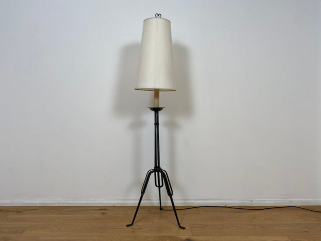 WMK # Interessante und gut erhaltene 60er Jahre Stehlampe mit formschönem schwarzen Metallfuß und großem weißen Lampenschirm