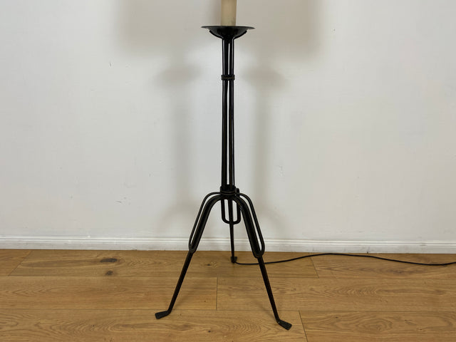 WMK # Interessante und gut erhaltene 60er Jahre Stehlampe mit formschönem schwarzen Metallfuß und großem weißen Lampenschirm