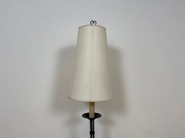 WMK # Interessante und gut erhaltene 60er Jahre Stehlampe mit formschönem schwarzen Metallfuß und großem weißen Lampenschirm