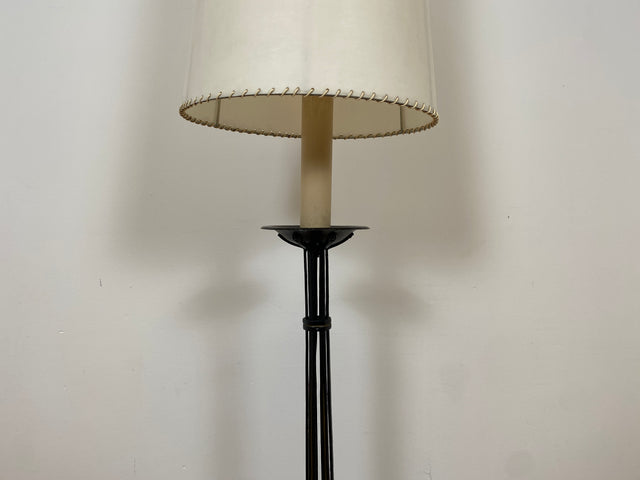 WMK # Interessante und gut erhaltene 60er Jahre Stehlampe mit formschönem schwarzen Metallfuß und großem weißen Lampenschirm