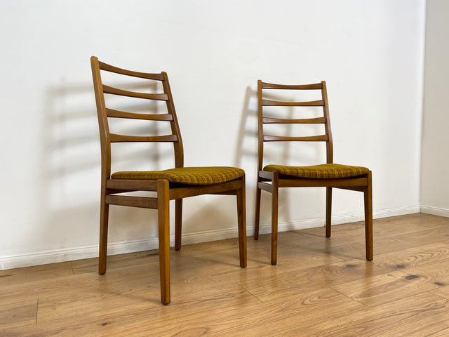 WMK # 1/2 Formschöner, stabiler und gut erhaltener heller 60er Jahre Strebenstuhl mit intaktem Originalbezug # Stuhl Holzstuhl Esszimmerstuhl Küchenstuhl Dining Chair Mid-Century Vintage 70er Retro