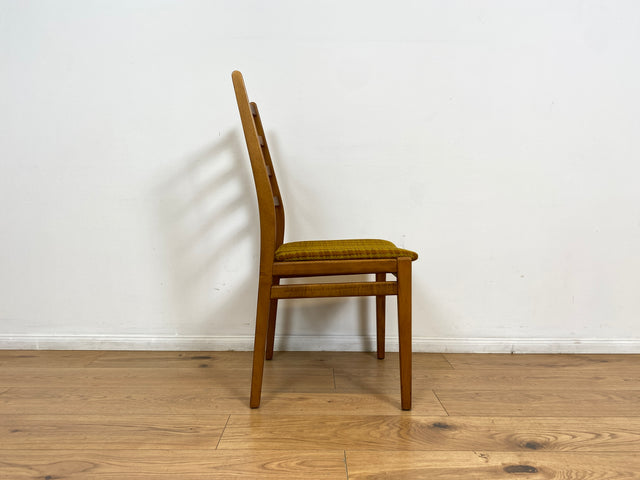WMK # 1/2 Formschöner, stabiler und gut erhaltener heller 60er Jahre Strebenstuhl mit intaktem Originalbezug # Stuhl Holzstuhl Esszimmerstuhl Küchenstuhl Dining Chair Mid-Century Vintage 70er Retro