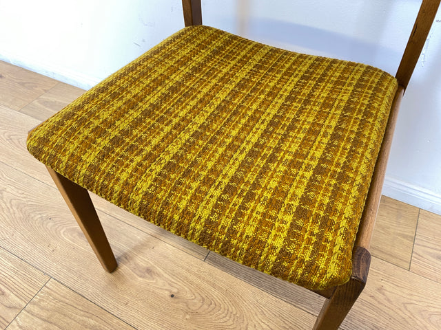 WMK # 1/2 Formschöner, stabiler und gut erhaltener heller 60er Jahre Strebenstuhl mit intaktem Originalbezug # Stuhl Holzstuhl Esszimmerstuhl Küchenstuhl Dining Chair Mid-Century Vintage 70er Retro