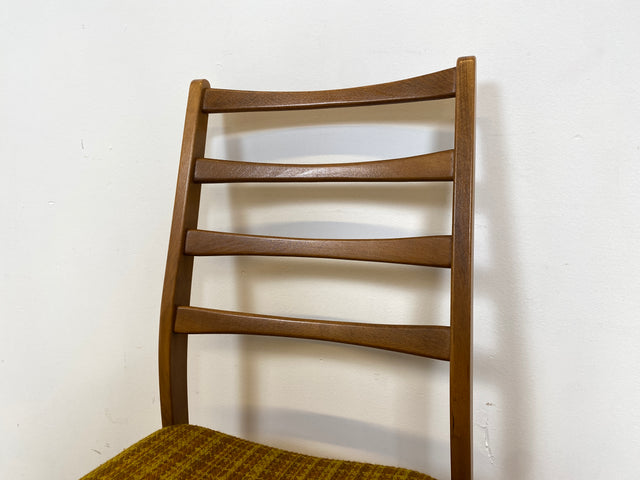WMK # 1/2 Formschöner, stabiler und gut erhaltener heller 60er Jahre Strebenstuhl mit intaktem Originalbezug # Stuhl Holzstuhl Esszimmerstuhl Küchenstuhl Dining Chair Mid-Century Vintage 70er Retro