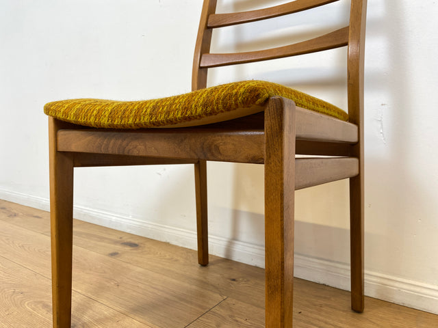 WMK # 1/2 Formschöner, stabiler und gut erhaltener heller 60er Jahre Strebenstuhl mit intaktem Originalbezug # Stuhl Holzstuhl Esszimmerstuhl Küchenstuhl Dining Chair Mid-Century Vintage 70er Retro