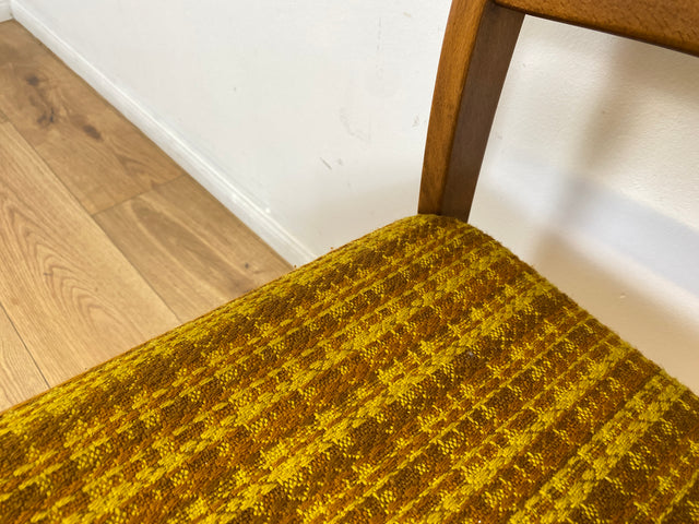 WMK # 1/2 Formschöner, stabiler und gut erhaltener heller 60er Jahre Strebenstuhl mit intaktem Originalbezug # Stuhl Holzstuhl Esszimmerstuhl Küchenstuhl Dining Chair Mid-Century Vintage 70er Retro